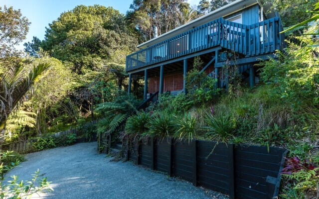 Family Friendly Home with Tree Top Vista