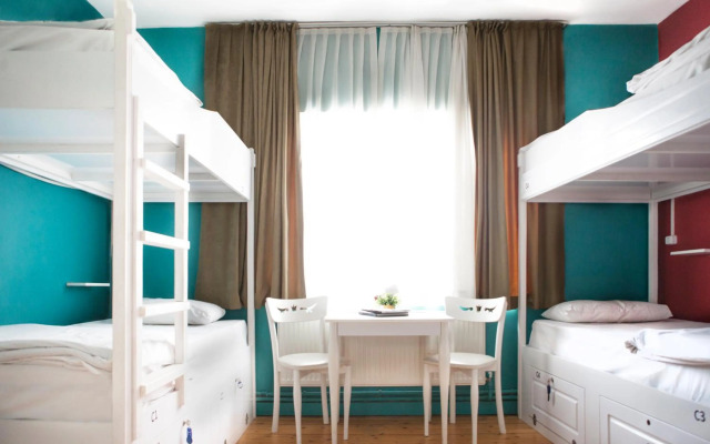 Cheers Midtown Hostel