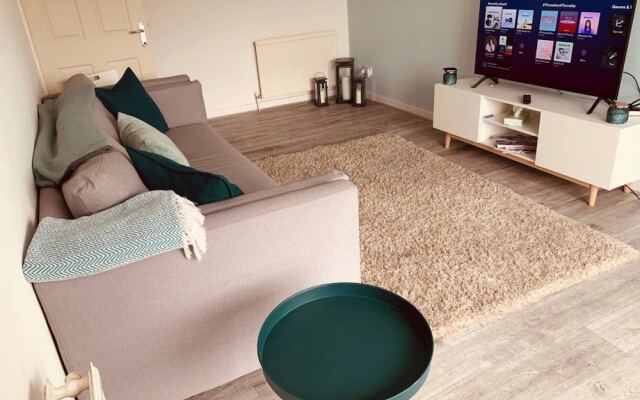 Lovely Spacious 2 Bedroom Flat by the Meadows