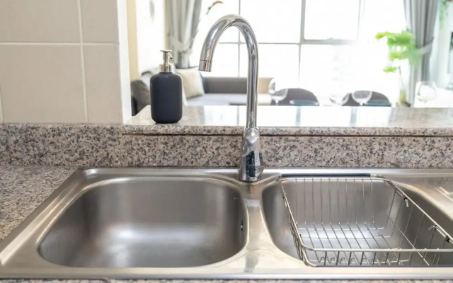 Refined 1BR Retreat in The Point Tower - Marina