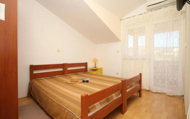 Apartments with a parking space Vinisce, Trogir - 8660