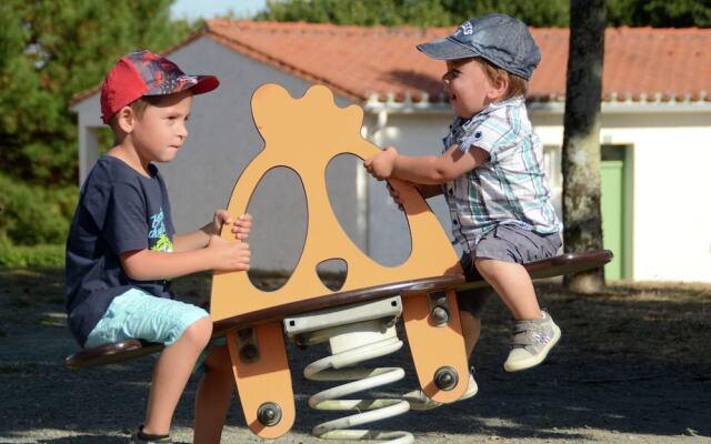 Semi-detached Bungalow With Microwave, in the Great Vendée