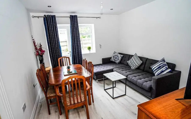 Modern 4-Bedroom Home with Free Parking