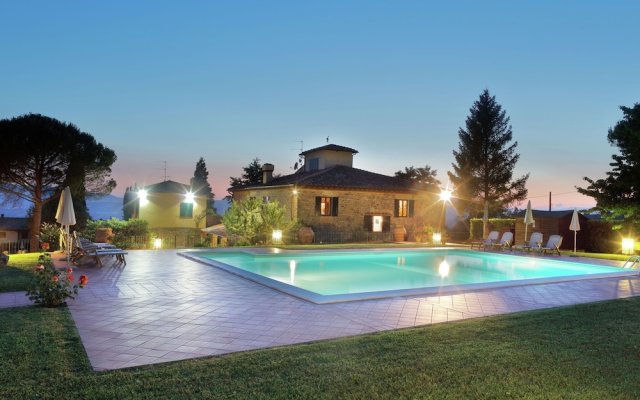Cozy Holiday Home in Tuscany With Swimming Pool