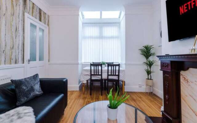 Spacious 4-Bed House Manchester