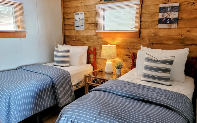 Winni Lakefront Cabin