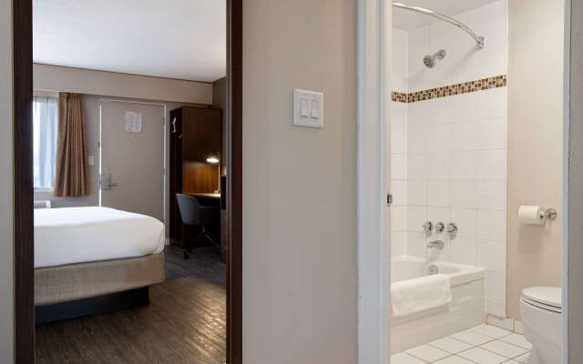 Days Inn by Wyndham Victoria Uptown