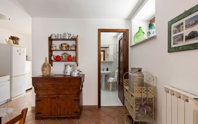 Delightful Villa in Varano with Fireplace