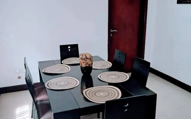 Stylish 3 Bedroom House Near Airport & Marina Mall