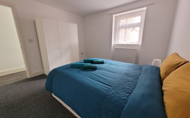 Lovely 2-bed Fully Refurbished House in London