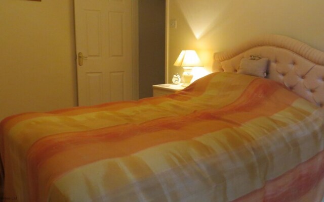 The Garden Flat Tucked Away Close To Amenities