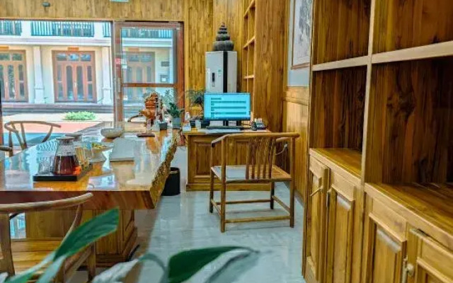 Mengla Liangqi Yunshe Business Hotel
