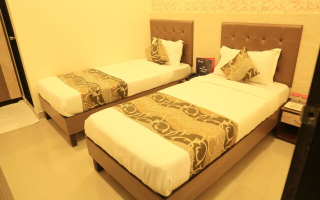 OYO 8678 Hotel Golden Nest