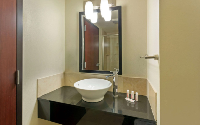Days Inn & Suites by Wyndham Milwaukee