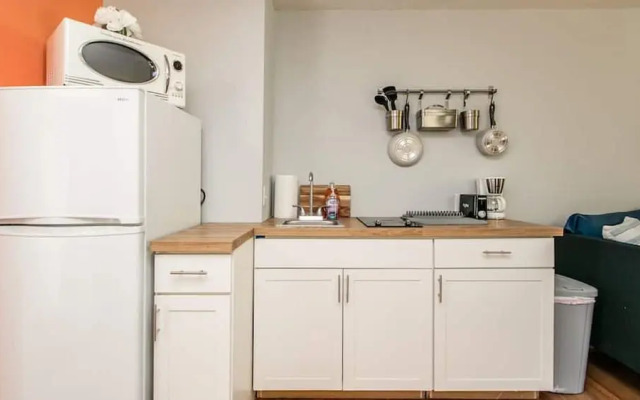 Bright & Cozy Mid Town Zen Yard Studio!