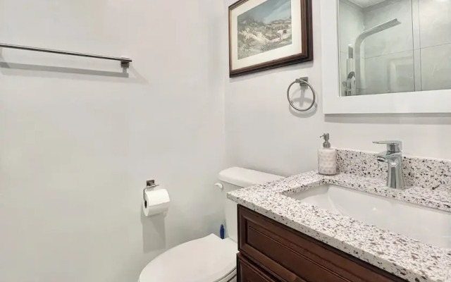 Upgraded Rooms with Bath 7-min to Subway Near Downsview Rogers Stadium