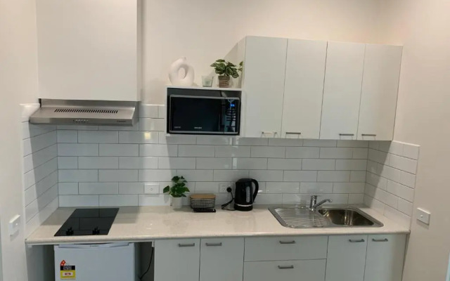 Bendigo King bed Courtyard and Kitchen Motel