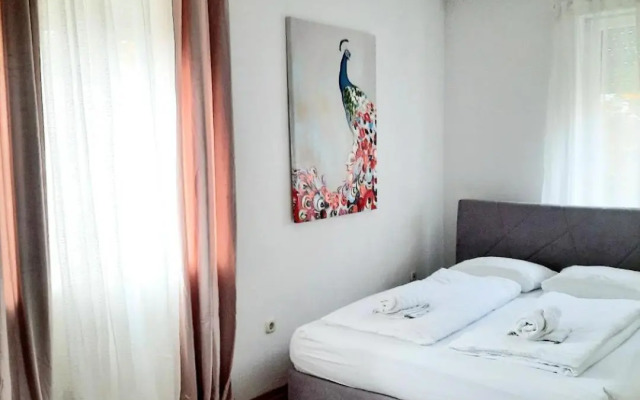 Franko's Cozy Apartment with garage