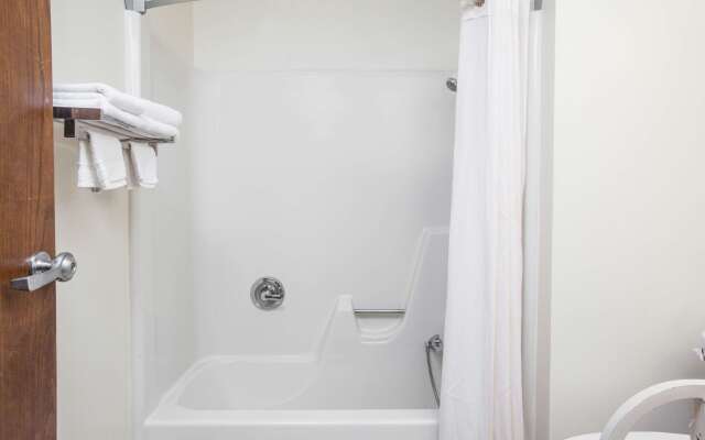 Super 8 by Wyndham Clear Lake