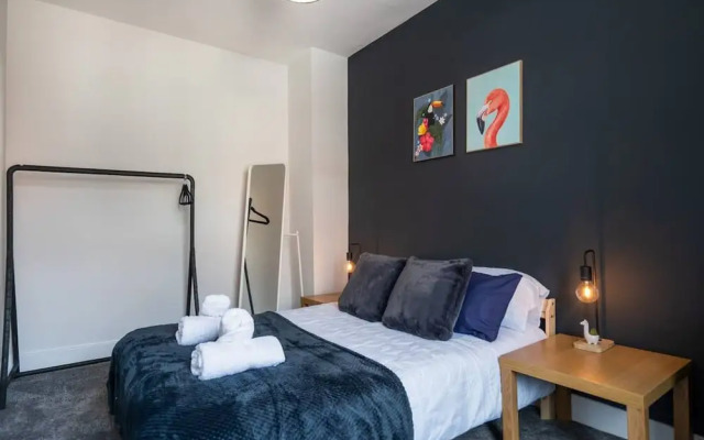 Central 2 Bedroom House-parking