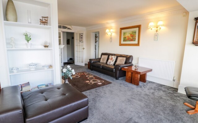 11 Glyn Garth Mews
