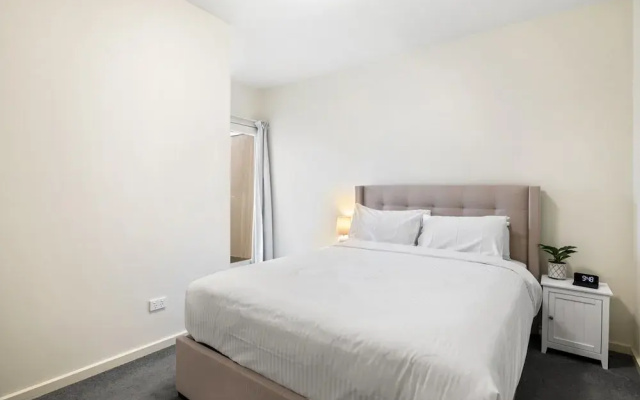 Bright 2-bed Flat With Balcony in Kensington