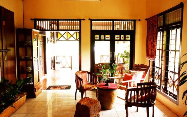 OYO 438 Cemara's Homestay