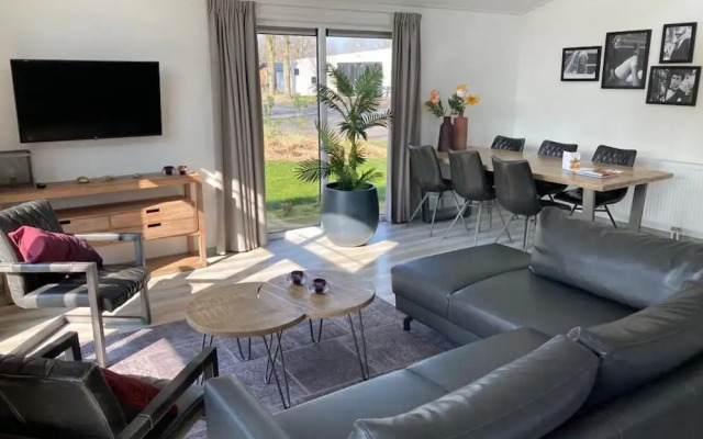 Modern Chalet With Combi Microwave Near Efteling