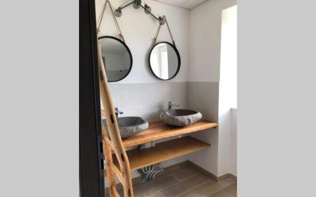 Maison de charme avec piscine couverte et 9000m2