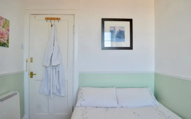 Traditional 3 Bedroom Apartment in Edinburgh's New Town