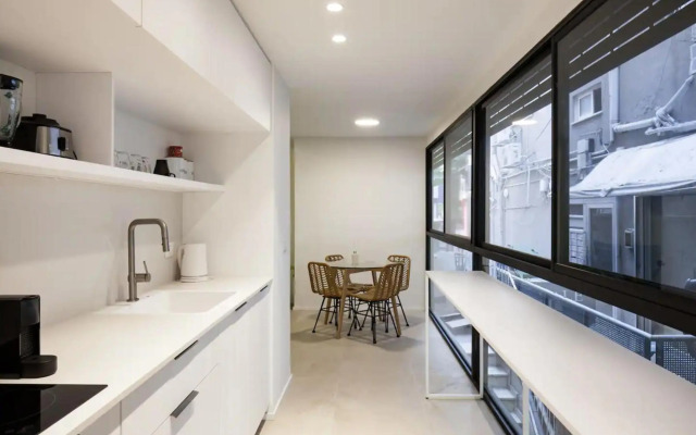 Renovated Large 3Rm Apartment 5 Min From The Beach