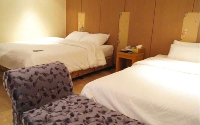 Two Be In Tourist Hotel