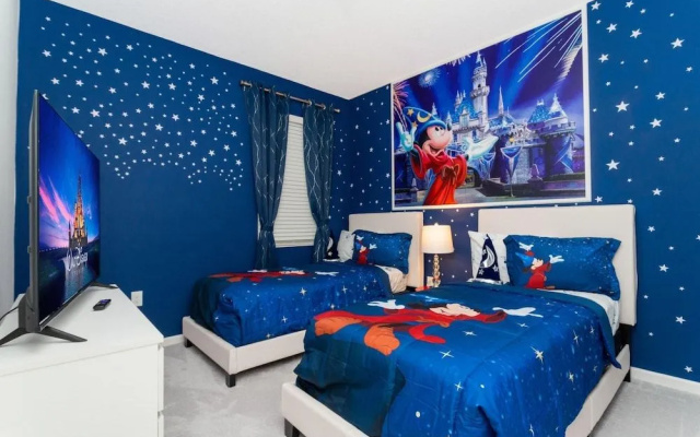 Large beautiful home by Disney