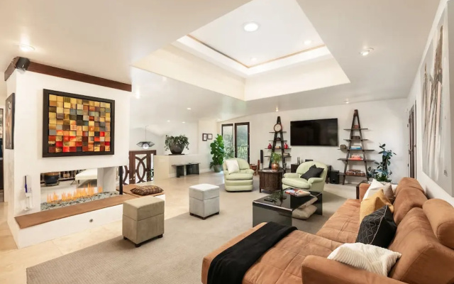 Skyhill Oasis W/ Hot Tub Walk To Universal 4 Bedroom Home
