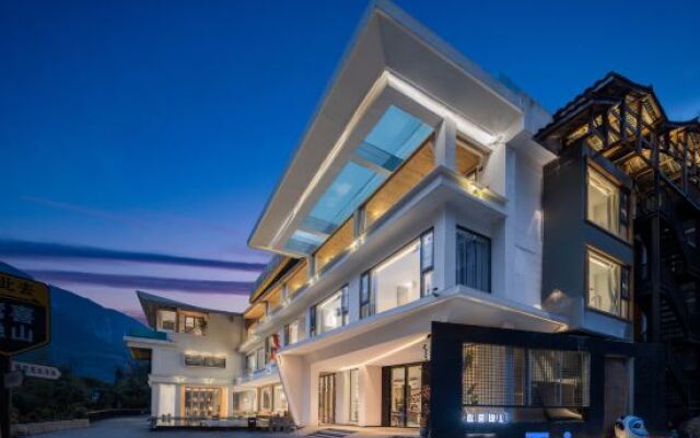 Hailuogou Luanxi Hidden Mountain Snow Mountain Scenic Hot Spring Resort Hote