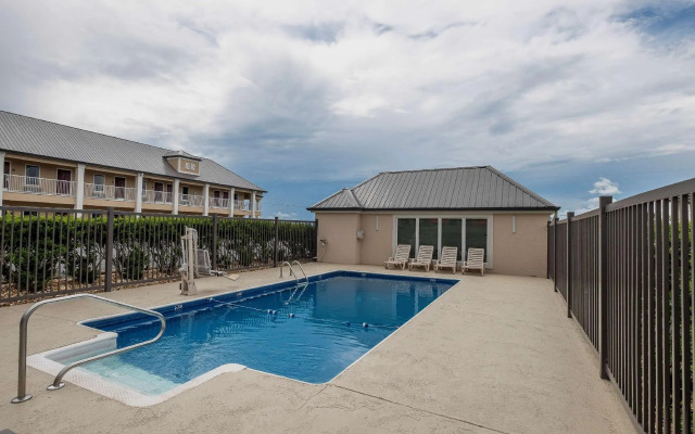 Red Roof Inn & Suites Calhoun