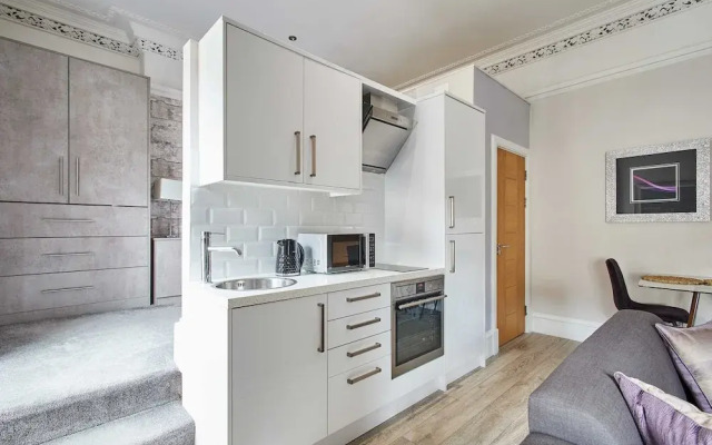 Host Stay Mayford Studio