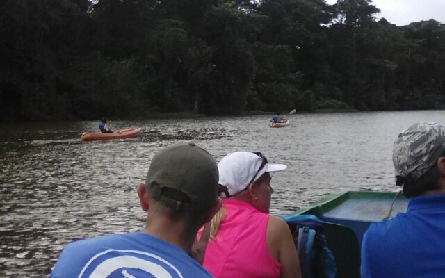 Hotel Cabinas y Tour Aaron Tortuguero
