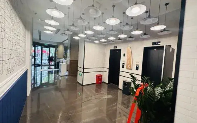 Kyriad Hotel (Zhengzhou Zijingshan Business District Wenmiao Subway Station Store)