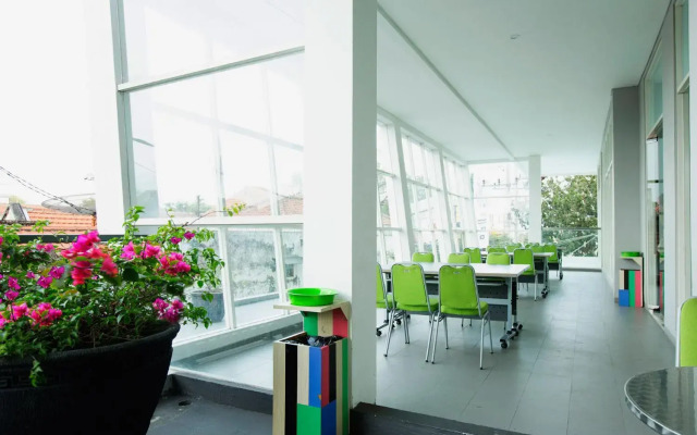 Ascent Hotel and Cafe