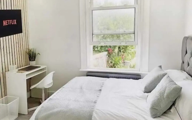 Modern Room in Centrally Located- Room 4