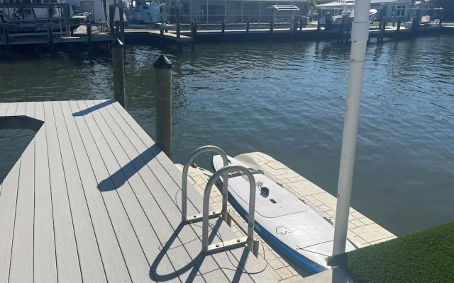 Waterfront Matlacha Home w/ Hot Tub & Grill!