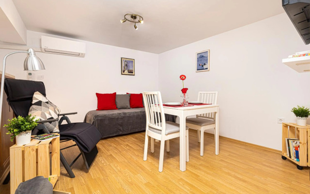 Peaceful Riverside Studio with Garage & private Patio Garden Center