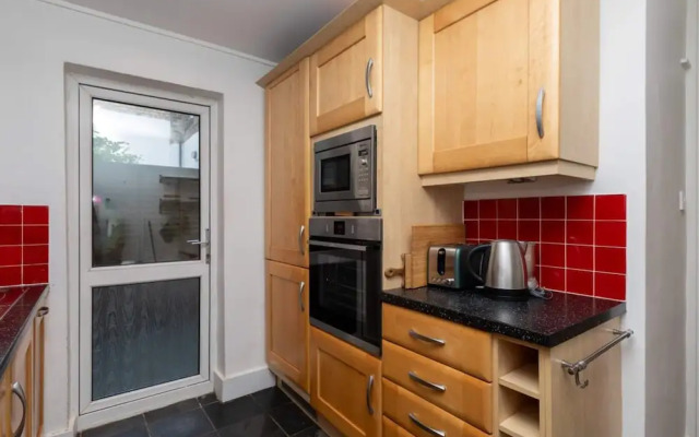 Spacious 1BD Flat w/ Garden - Hammersmith!