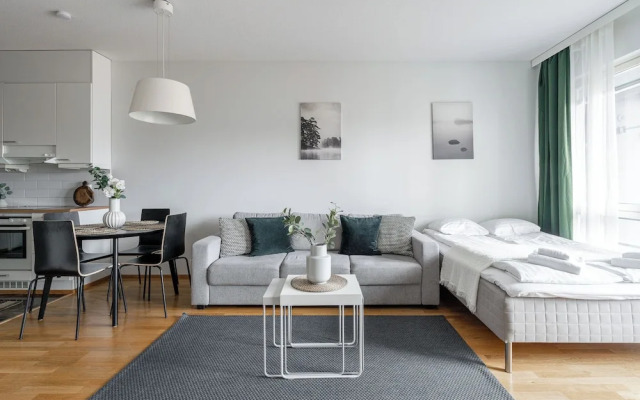 Modern 1BR Apt with Sauna, Balcony & Free Parking