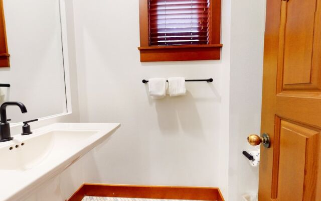 Timbers 6 Updated and Pet-Friendly, Private Jacuzzi, Private Garage by RedAwning