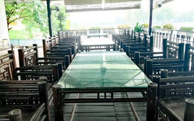 Vinh Gia Airport Lake View Hostel