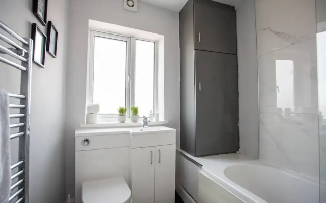 Large 3 Bed Apartment-sea Road