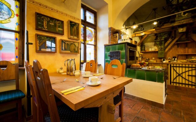 Hotel Selsky Dvur - Bohemian Village Courtyard