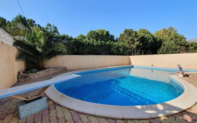 Majestic Holiday Home in Olonzac with Private Pool